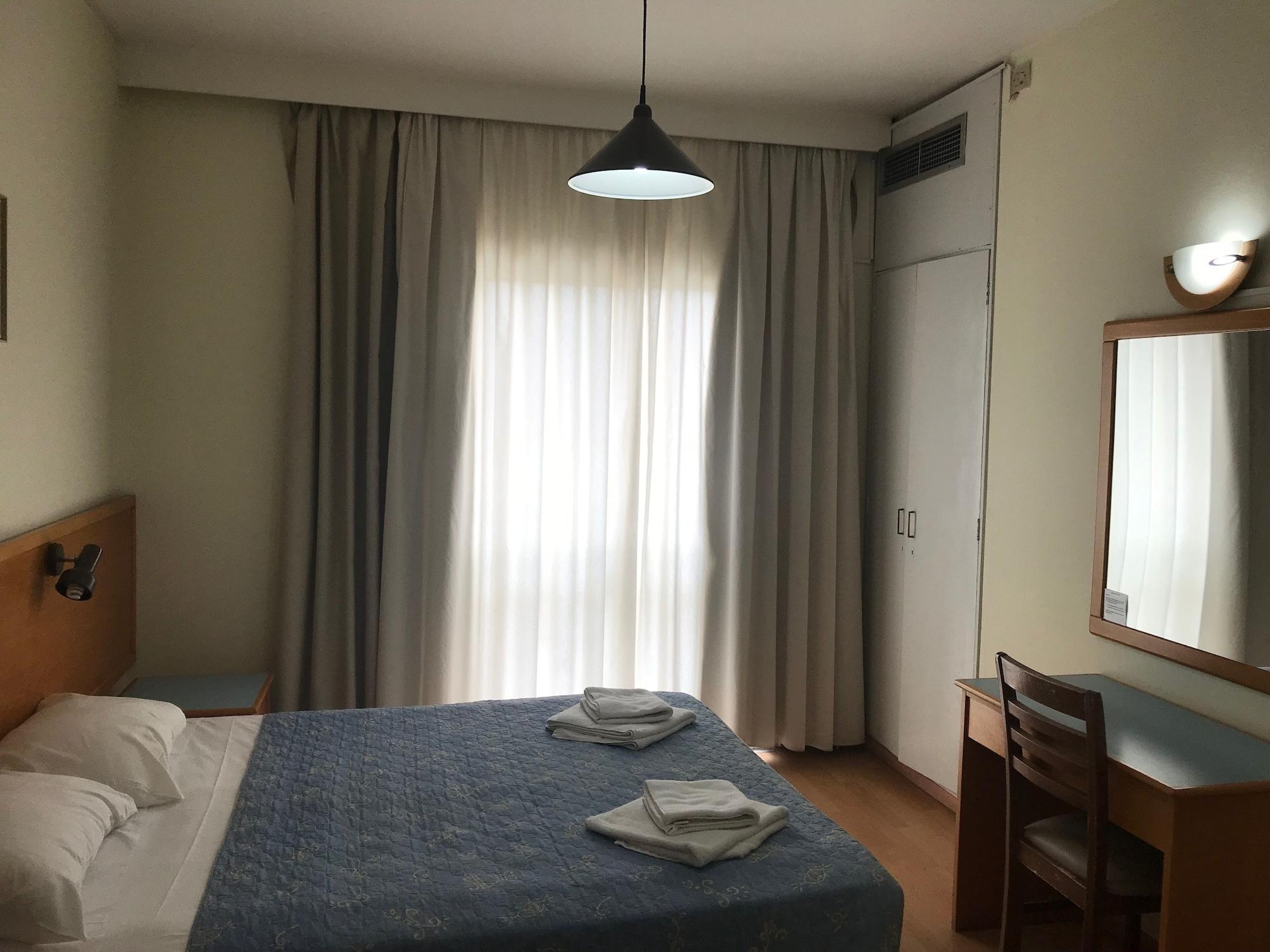 Daphne Hotel Apartments (Adults Only) Paphos Esterno foto
