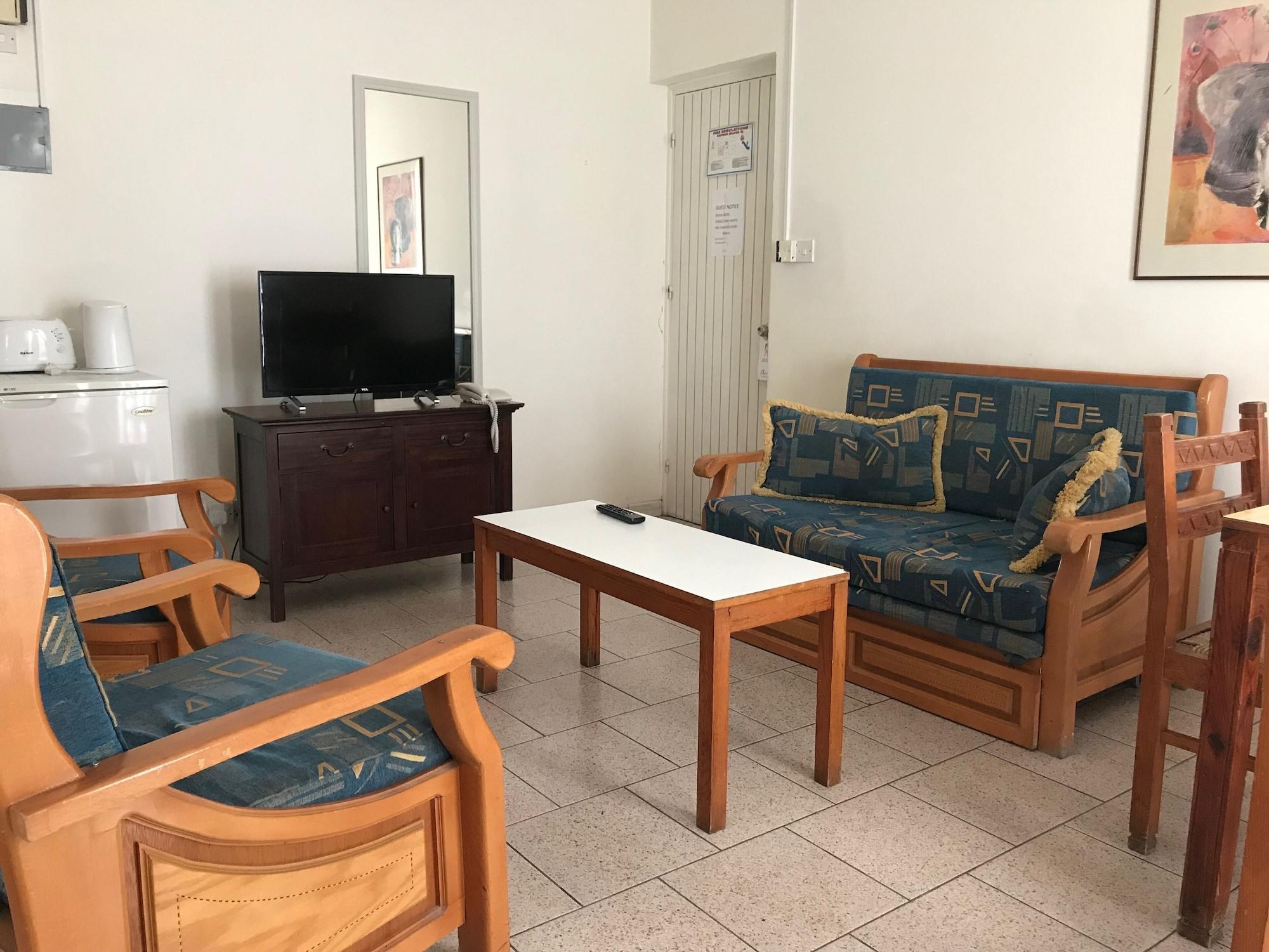 Daphne Hotel Apartments (Adults Only) Paphos Esterno foto