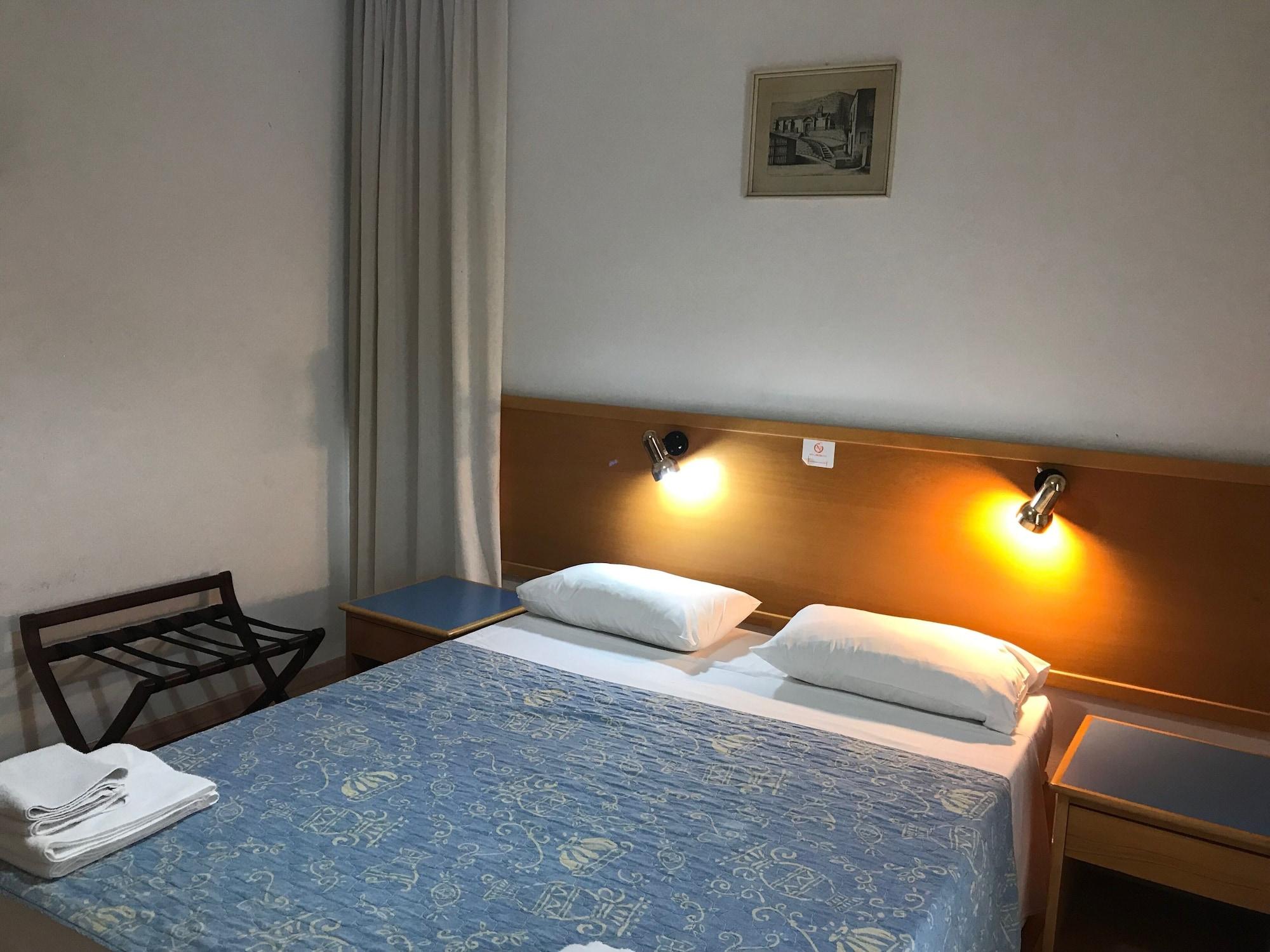 Daphne Hotel Apartments (Adults Only) Paphos Esterno foto