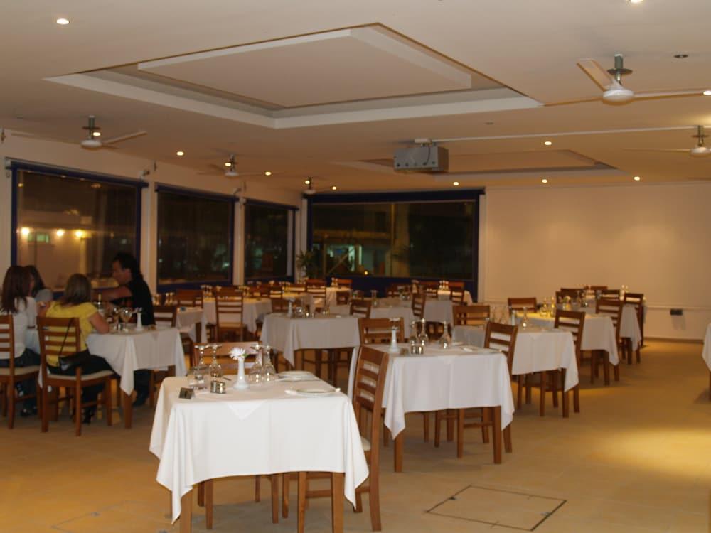 Daphne Hotel Apartments (Adults Only) Paphos Esterno foto
