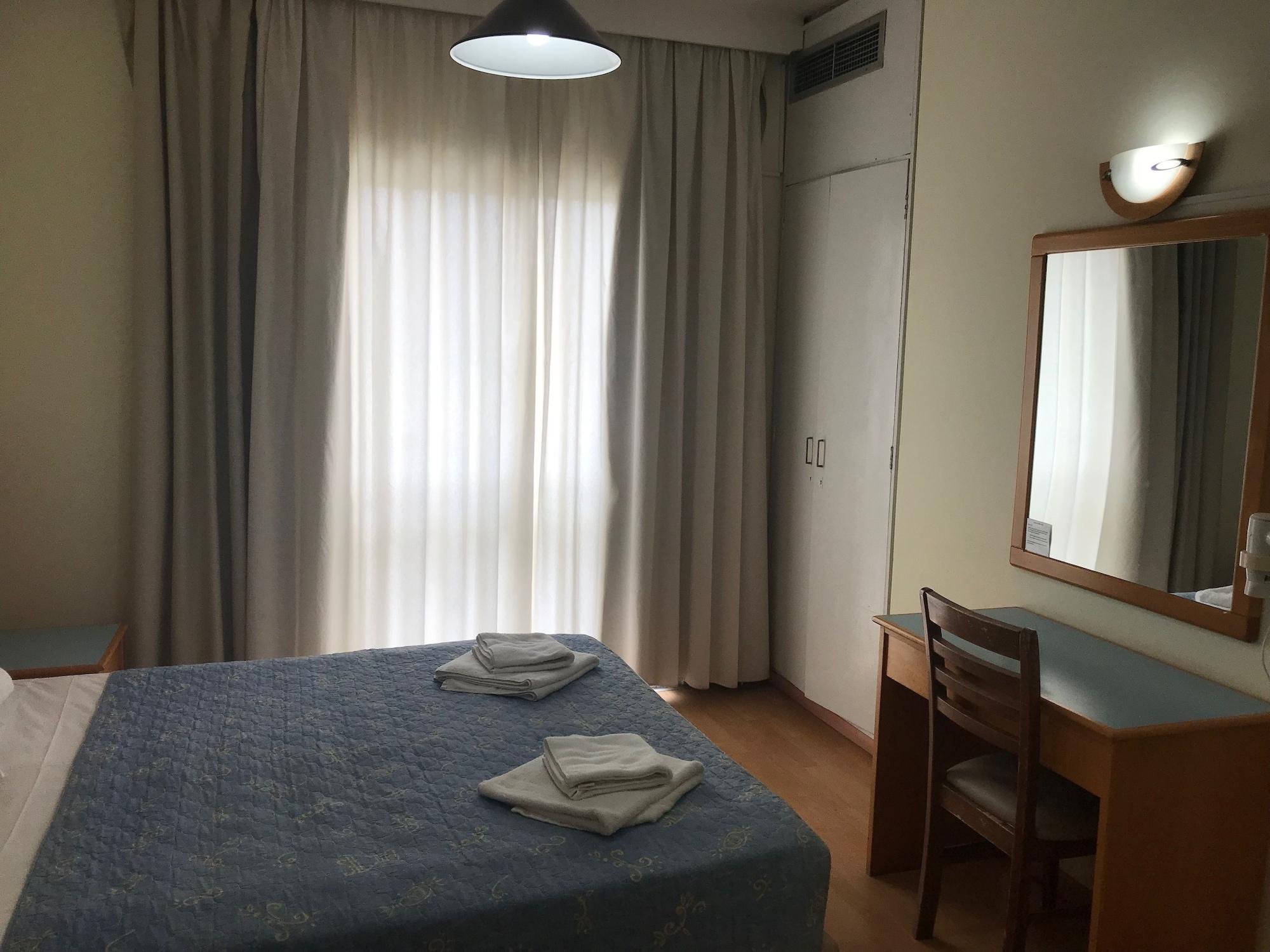 Daphne Hotel Apartments (Adults Only) Paphos Esterno foto