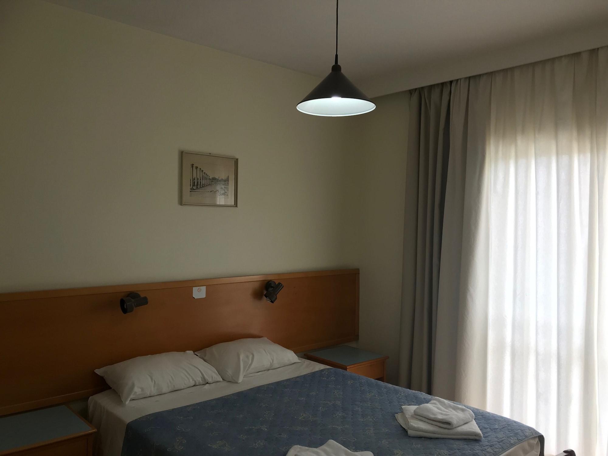 Daphne Hotel Apartments (Adults Only) Paphos Esterno foto