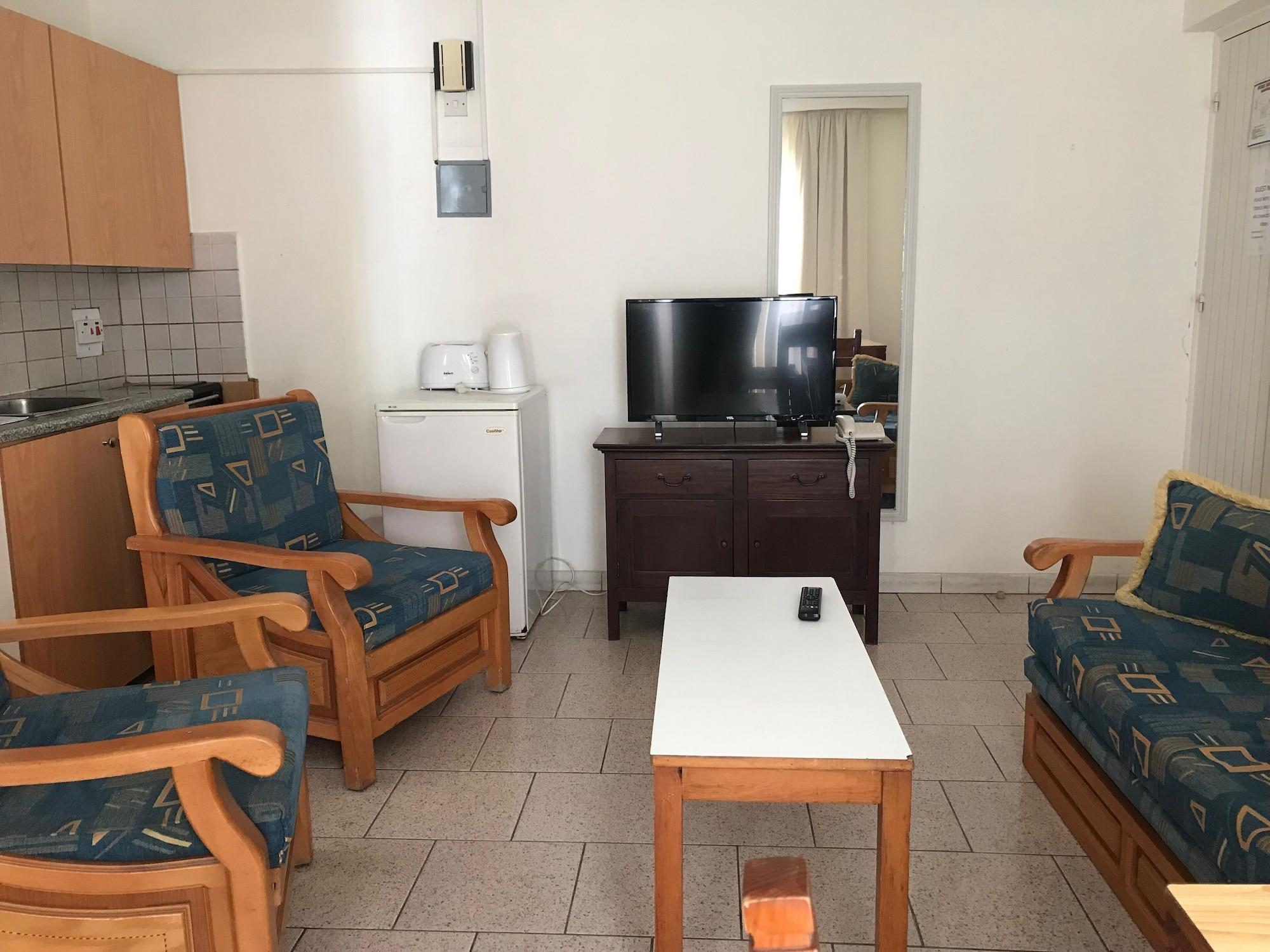 Daphne Hotel Apartments (Adults Only) Paphos Esterno foto
