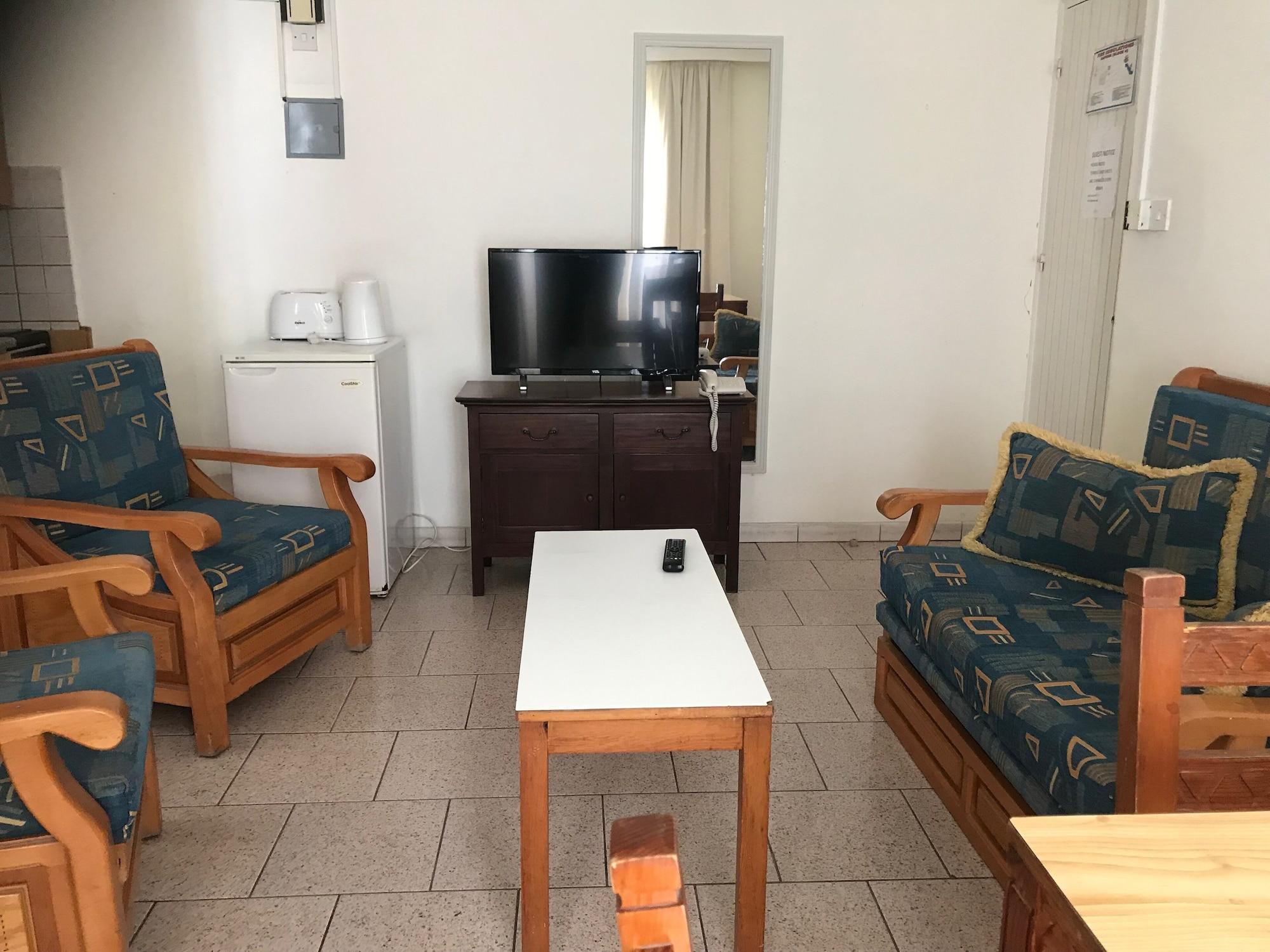 Daphne Hotel Apartments (Adults Only) Paphos Esterno foto