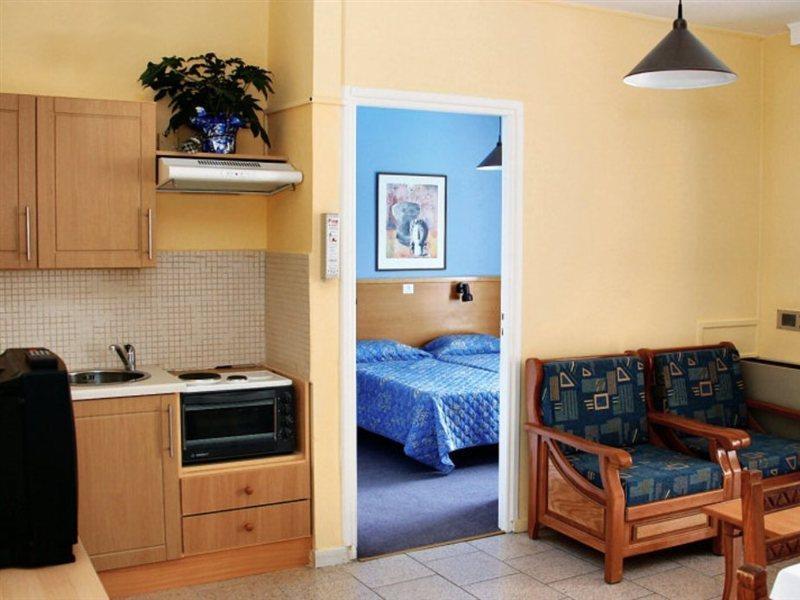 Daphne Hotel Apartments (Adults Only) Paphos Esterno foto