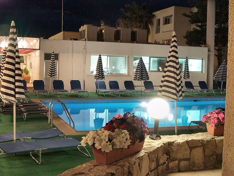 Daphne Hotel Apartments (Adults Only) Paphos Esterno foto