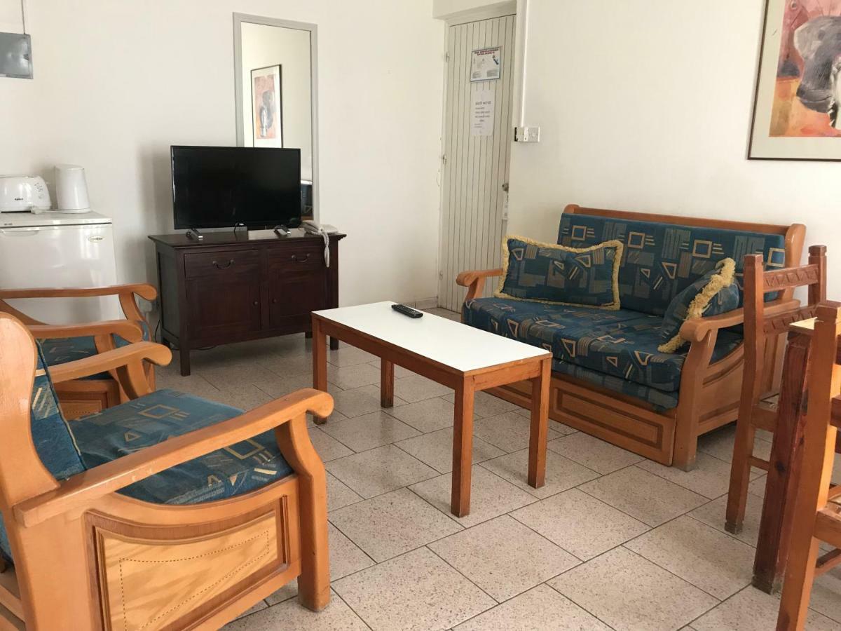 Daphne Hotel Apartments (Adults Only) Paphos Esterno foto