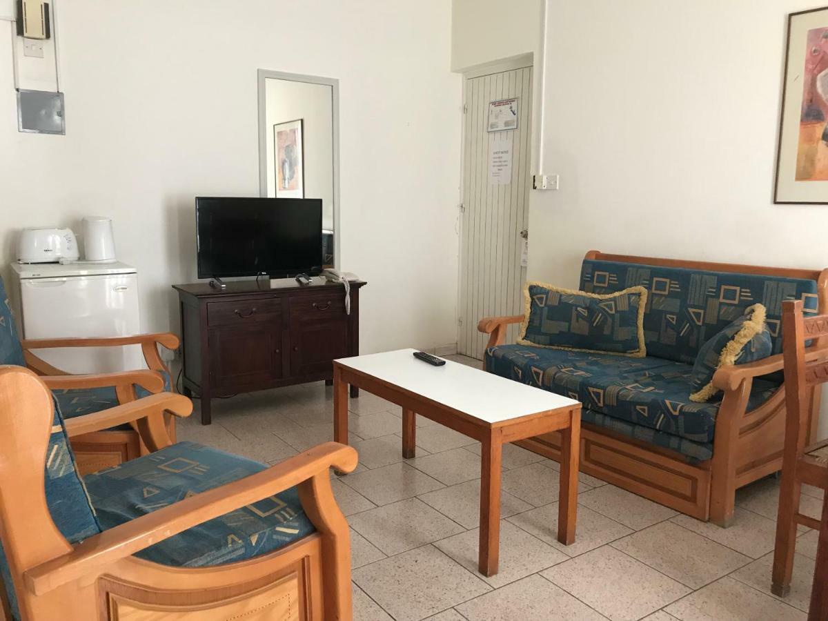 Daphne Hotel Apartments (Adults Only) Paphos Esterno foto