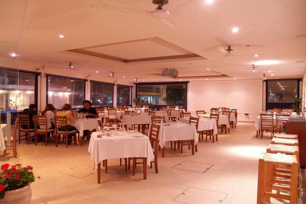 Daphne Hotel Apartments (Adults Only) Paphos Esterno foto