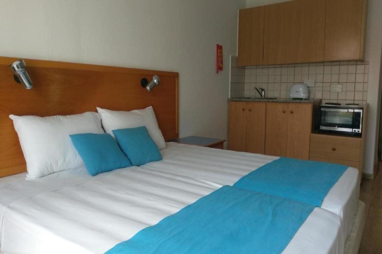 Daphne Hotel Apartments (Adults Only) Paphos Esterno foto